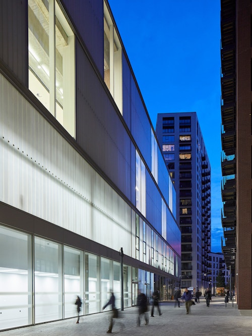 At night, the Linet glass facade transforms the building into a glowing beacon — a ‘lighthouse’.